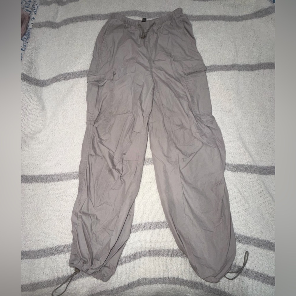 Women’s Relaxed Cargo Pants in Light Taupe